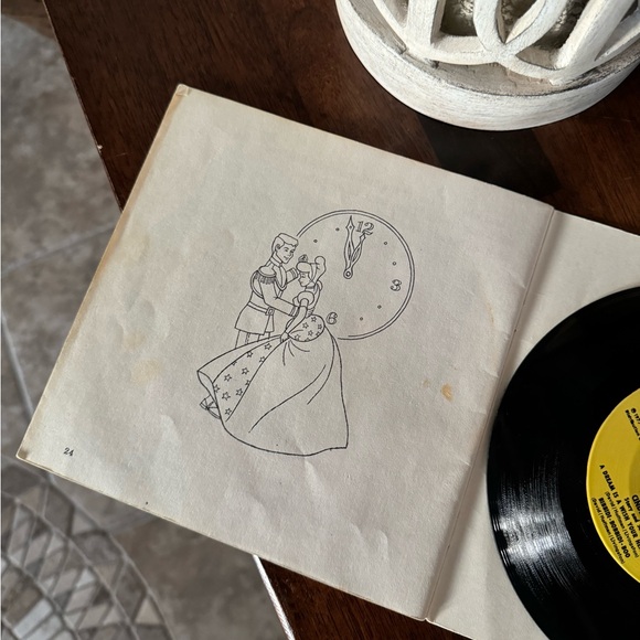 1977 Vintage Disneyland Walt Disney’s Story of Cinderella Book & Record - Picture 5 of 6